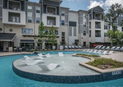 a circular tanning ledge in the middle of a pool